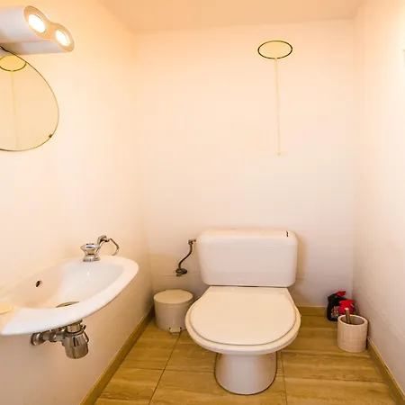 Flat Near Zeedijk And Tram Stop, Cleaning Included Daire