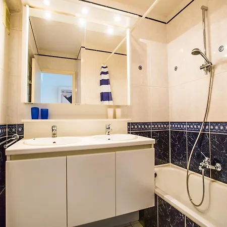 Flat Near Zeedijk And Tram Stop, Cleaning Included Daire Middelkerke