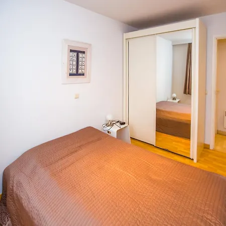 Flat Near Zeedijk And Tram Stop, Cleaning Included *
